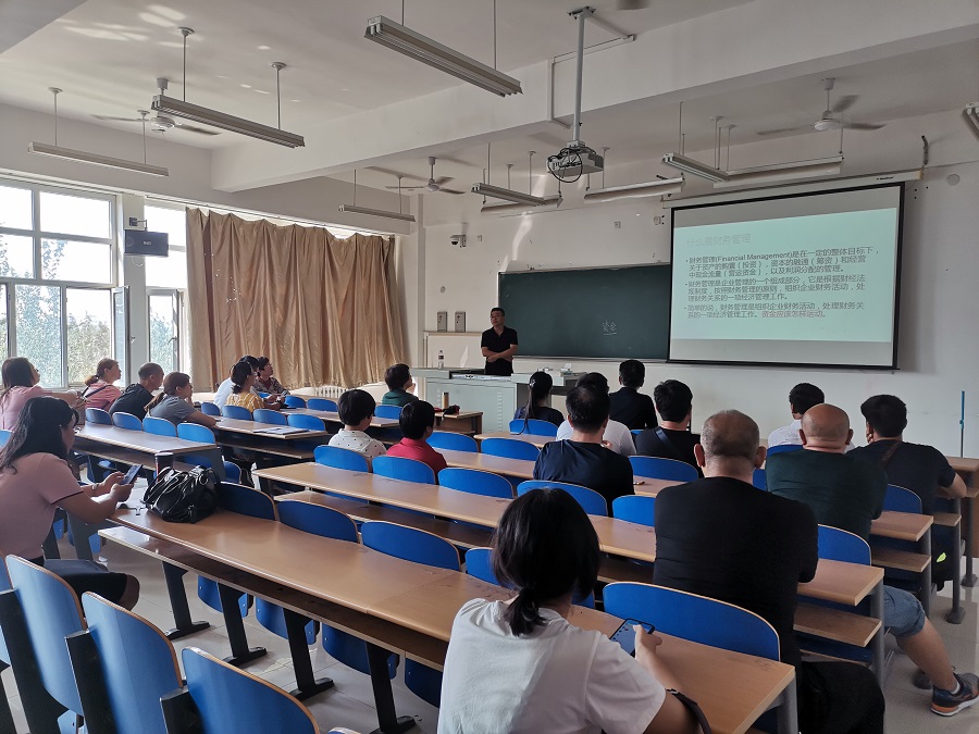 19家长见面会.jpg 雷竞技RAYBET