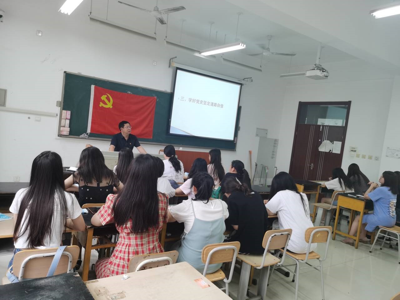书记2.jpg 雷竞技RAYBET
